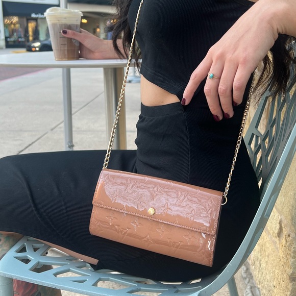 Louis Vuitton Handbags - 💯 AUTH Louis Vuitton Sarah monogram vernis wallet on chain